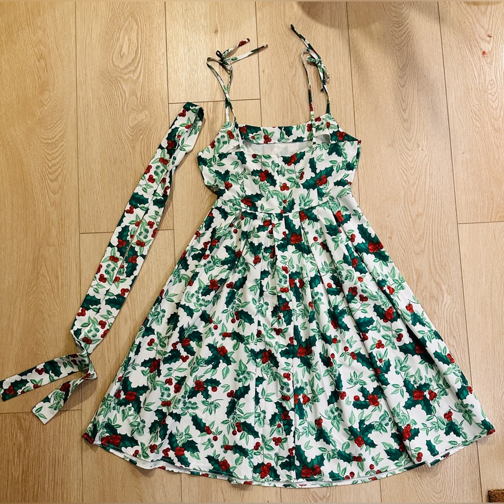 😍🎄 NWT Retro 60’s Holly Dress 👗👌🏼💖🎄😍
Size S/M Amazing on! 🤩 Holiday SuperStar! - Picture 3 of 8